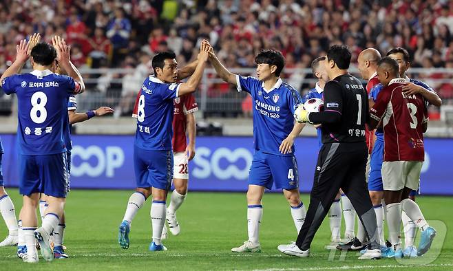 19일 오후 경기 수원시 팔달구 수원월드컵경기장에서 열린 OGFC(더오리지날FC)와 수원 삼성과의 경기, 1대0 승리를 거둔 수원 삼성 김두현과 조원희가 기쁨을 나누고 있다. 2026.4.19 ⓒ 뉴스1 김진환 기자