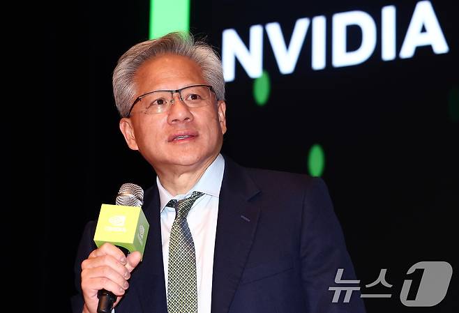 젠슨 황 엔비디아 최고경영자(CEO)가 지난 10월 31일 오후 경북 경주예술의전당에서 기자간담회를 하고 있다. 2025.10.31 ⓒ 뉴스1 김민지 기자