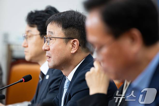 한병도 더불어민주당 원내대표가 21일 서울 여의도 국회에서 열린 원내대책회의에서 모두 발언을 하고 있다. 2026.4.21 ⓒ 뉴스1 유승관 기자