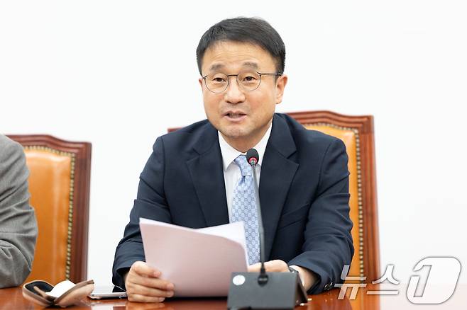 한병도 더불어민주당 원내대표가 21일 서울 여의도 국회에서 열린 기자간담회에서 내달 6일 열리는 원내대표 선거 도전을 위해 사퇴 의사를 밝히고 있다. 2026.4.21 ⓒ 뉴스1 이승배 기자