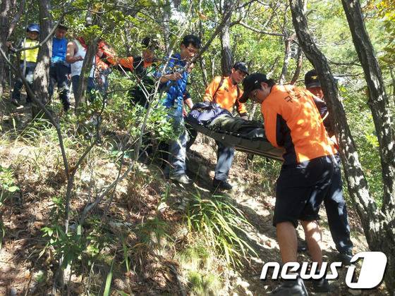 소방이 산악 조난자를 구조하는 모습.(횡성소방서 제공)