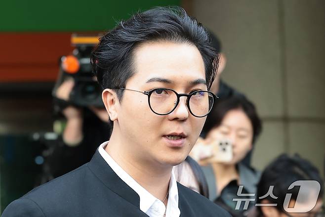 ‘부실 복무’ 혐의를 받는 송민호가 21일 서울 마포구 서울서부지방법원에서 열린 1차 공판을 마친 뒤 준비된 차량으로 이동하고 있다. 2026.4.21 ⓒ 뉴스1 권현진 기자