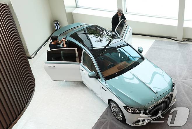 메르세데스-벤츠 코리아가 21일 오후 서울 강남구 마이바흐 브랜드센터에서 열린 메르세데스-벤츠의 세계 최초 자동차 특허 출원 140주년 기념 '140주년·140도시' 기념세션에서 지난 3월 세계 최초 공개된 '더 뉴 메르세데스-마이바흐 S-클래스'를 선보이고 있다. 2026.4.21 ⓒ 뉴스1 오대일 기자