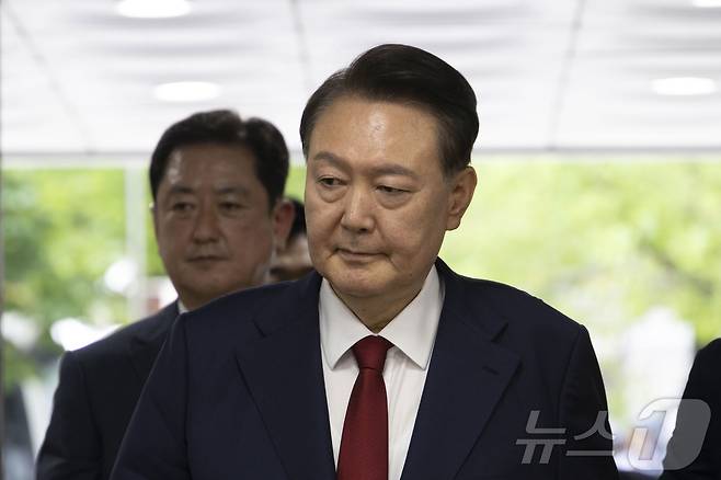 12·3 비상계엄과 관련해 특검의 수사를 받는 윤석열 전 대통령이 두 번째 구속 전 피의자심문(영장실질심사)를 받기 위해 9일 오후 서울 서초구 중앙지방법원으로 출석하고 있다. 2025.7.9 ⓒ 뉴스1 사진공동취재단