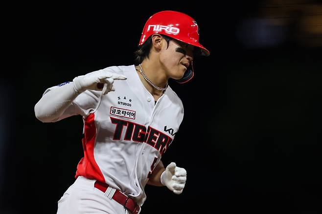 KIA 김도영이 15일 광주-기아 챔피언스 필드에서 열린 2026 KBO리그 정규시즌 키움전에서 7회말 좌월 솔로포를 때린 후 베이스를 돌고 있다. 사진 | KIA 타이거즈