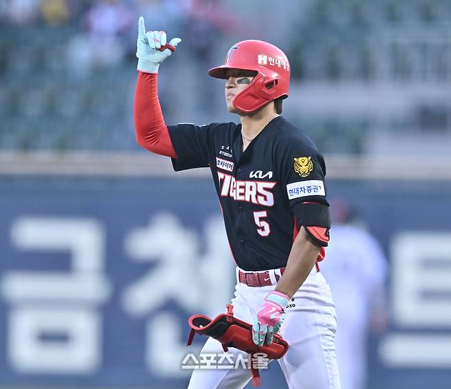 KIA 김도영이 2일 서울 잠실구장에서 열린 2026 KBO리그 LG전 1회초 2사 내야안타를 친 후 세리머니를 하고 있다. 잠실 | 최승섭기자 thunder@sportsseoul.com