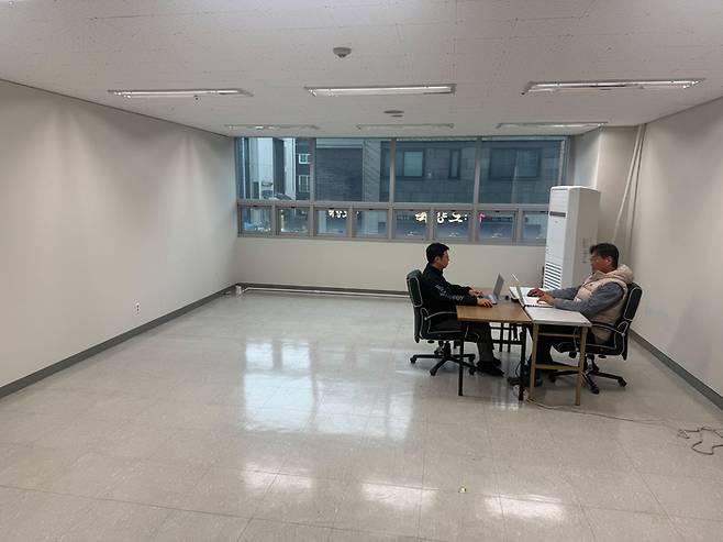 부당해고 복직자 2명이 KPGA 빌딩 2층 공실 내 격리배치 된 모습. 사진 | KPGA 노동조합