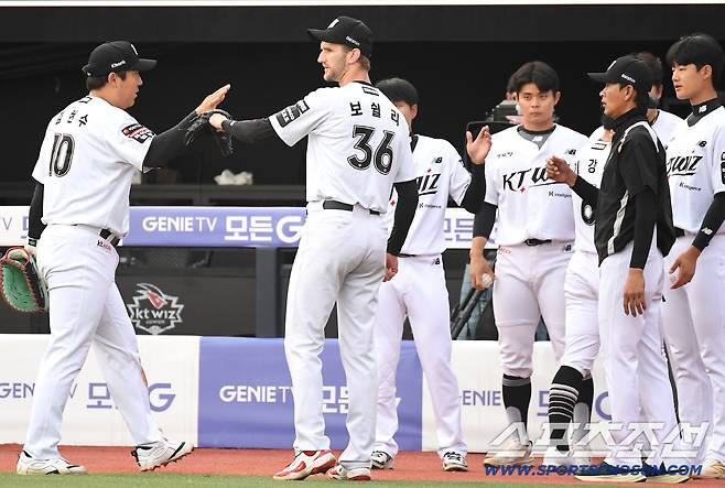 18일 수원 케이티위즈파크에서 열린 KT와 키움의 경기. 3회 무실점 투구 후 동료들과 하이파이브를 나누고 있는 KT 선발 보쉴리. 수원=송정헌 기자songs@sportschosun.com/2026.04.18/