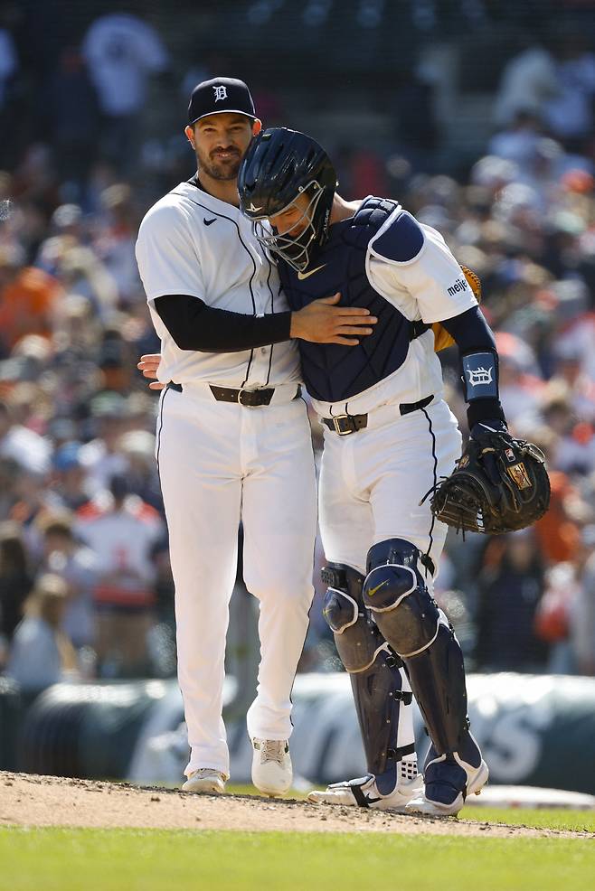 Apr 11, 2026; Detroit, Michigan, USA; Detroit Tigers pitcher Drew Anderson (38) celebrates with Detroit Tigers catcher Dillon Dingler (13) after their win over the Miami Marlins at Comerica Park. Mandatory Credit: Brian Bradshaw Sevald-Imagn Images연합뉴스
