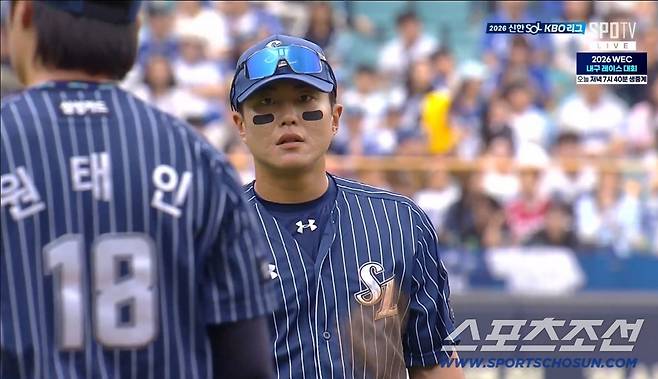 삼성 원태인과 류지혁이 19일 대구 LG전서 4회초 1사 2,3루서 이영빈을 2루수앞 땅볼로 잡은 뒤 얘기하는 장면. SPOTV 중계화면 캡쳐