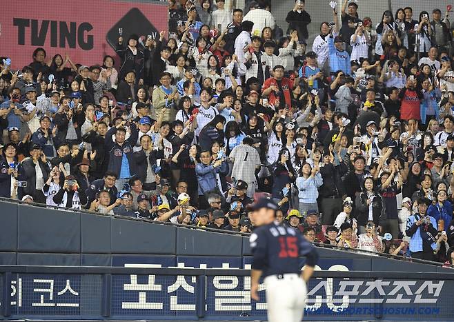 15일 잠실구장에서 열린 LG와 롯데의 주중 3연전 두 번째 경기. 7회 2사 후 마운드를 내려가는 롯데 선발 김진욱. 잠실=송정헌 기자songs@sportschosun.com/2026.04.15/