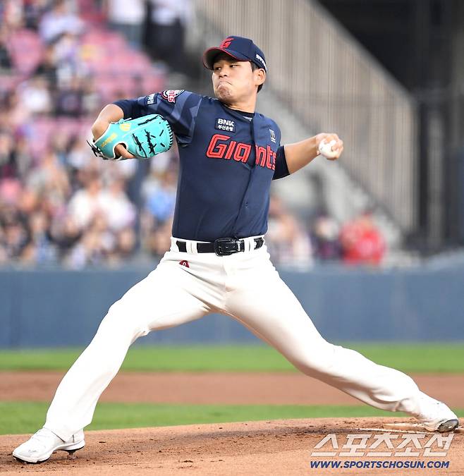 15일 잠실구장에서 열린 LG와 롯데의 주중 3연전 두 번째 경기. 선발 투구하고 있는 롯데 김진욱. 잠실=송정헌 기자songs@sportschosun.com/2026.04.15/