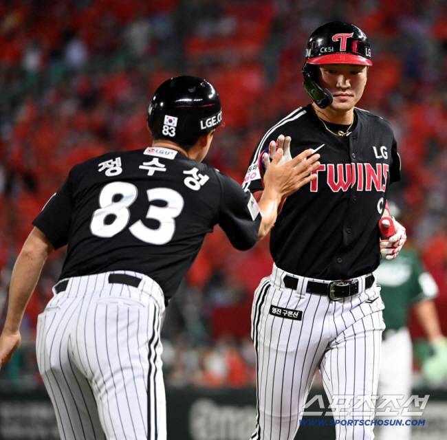 16일 인천SSG랜더스필드에서 열린 LG와 SSG의 경기, 8회초 무사 1루 박해민이 희생번트를 성공한 후 정수성 코치의 환영을 받고 있다. 인천=허상욱 기자wook@sportschosun.com/2025.08.16/