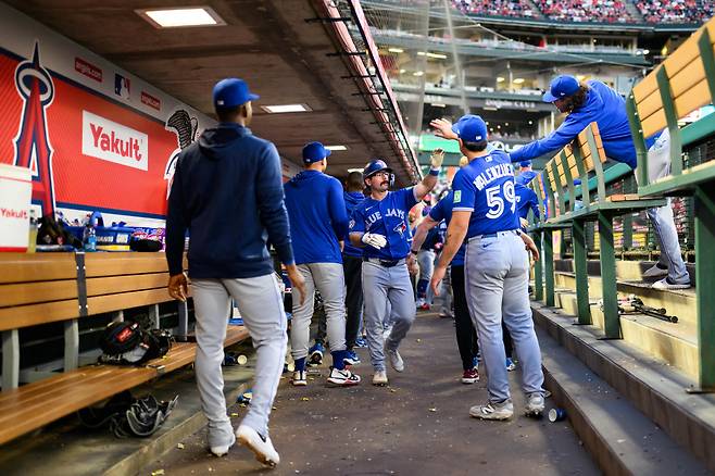 Apr 20, 2026; Anaheim, California, USA; Toronto Blue Jays left fielder Davis Schneider (36) is greeted by teammates after scoring during the third inning against the Los Angeles Angels at Angel Stadium. Mandatory Credit: William Liang-Imagn Images







<저작권자(c) 연합뉴스, 무단 전재-재배포, AI 학습 및 활용 금지>