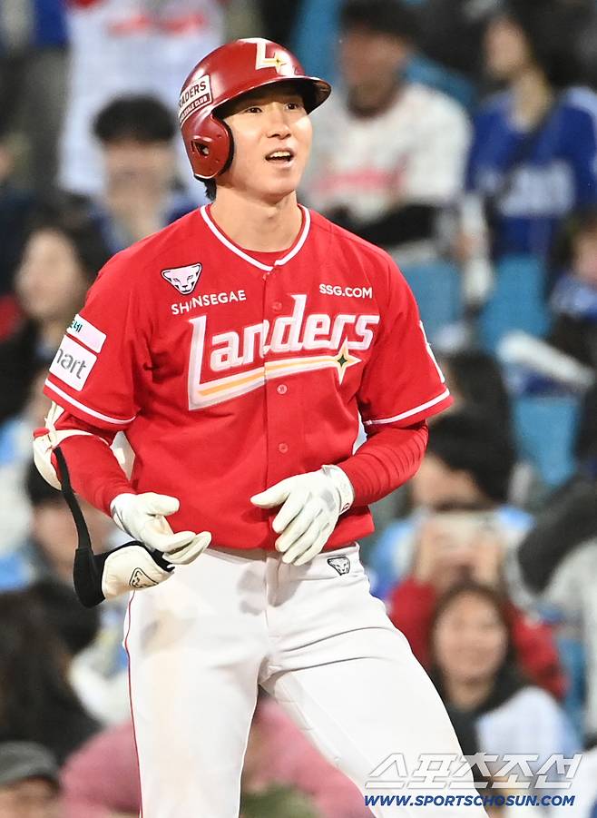 21일 대구삼성라이온즈파크에서 열린 SSG와 삼성의 경기. 연장 10회초 2사 2루 박성한이 1타점 적시타를 치고 기뻐하고 있다. 대구=허상욱 기자wook@sportschosun.com/2026.04.21/