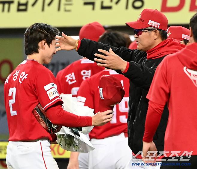 21일 대구삼성라이온즈파크에서 열린 SSG와 삼성의 경기. SSG가 5대4로 승리했다. 이숭용 감독이 박성한에게 개막 19경기 연속 안타 신기록을 축하하는 꽃다발을 전하며 포옹하고 있다. 대구=허상욱 기자wook@sportschosun.com/2026.04.21/