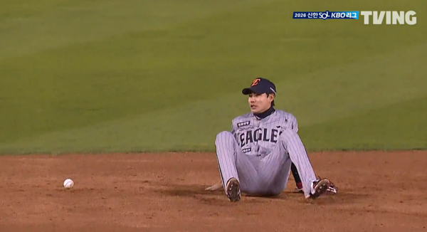 포구 실책을 범하는 심우준. ⓒTVING