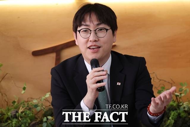 하정우 청와대 AI미래기획수석이 8일 서울 종로구 더룸탁트인에서 <더팩트> 등 매체와 공동인터뷰를 진행하고 있다. /뉴스핌·이투데이 공동제공