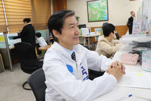 조국 조국혁신당 대표가 21일 오전 경기도 평택시 안중읍 행정복지센터를 찾아 전입신고를 마쳤다고 밝혔다. /조국혁신당