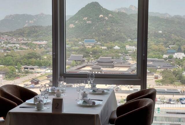 한화호텔앤드리조트의 외식 사업을 전개하는 자회사 한화푸드테크는 21일 서울 종로구 KT광화문빌딩 웨스트(WEST) 15층에서 오는 24일 '더 플라자 다이닝(THE PLAZA DINING)'을 연다. 이곳은 경복궁·청와대·북악산 등 서울의 역사적 명소들을 한눈에 조망할 수 있다. /손원태 기자