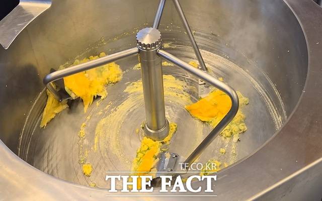 21일 '오승혁의 '현장''은 서울 강남 코엑스에서 열린 '우수급식·외식산업전'을 찾았다. 대량 조리 기계가 계란, 야채, 새우, 밥을 볶아 요리하는 모습에 관계자들의 관심이 모였다. /코엑스=오승혁 기자