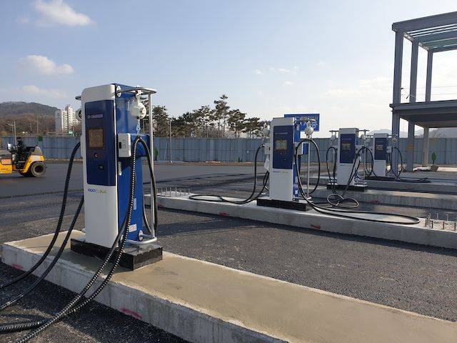 세종시 대평동 BRT 차고지에 설치된 200킬로와트(kW)급 전기버스 전용 충전기 4기. (사진=한국전력공사)