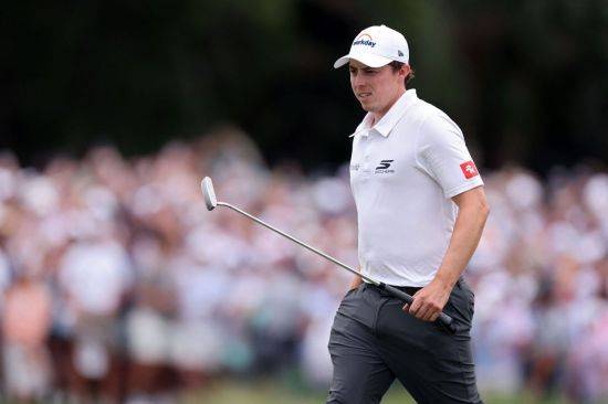 매트 피츠패트릭이 RBC 헤리티지 4라운드 18번 홀에서 그린 상태를 파악하고 있다. 힐튼 헤드=AFP연합뉴스