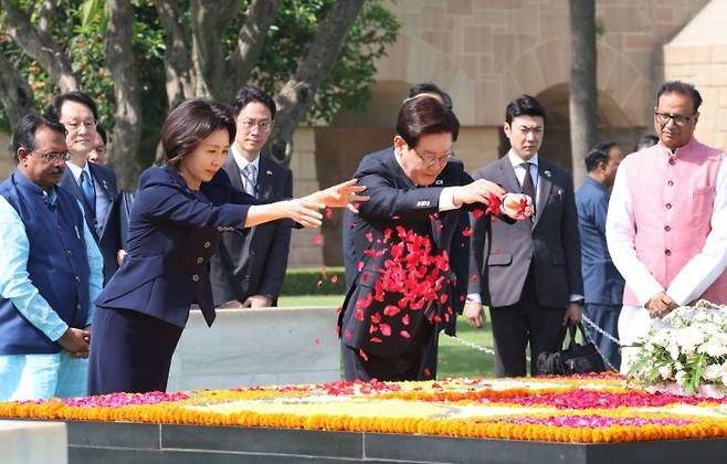 이재명 대통령과 김혜경 여사가 20일(현지시간) 인도 뉴델리 간디 추모공원에서 헌화하고 있다. 연합뉴스