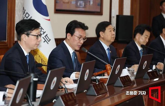 김민석 국무총리가 21일 서울 종로구 정부서울청사에서 열린 국무회의 겸 비상경제본부회의에 참석해 의사봉을 두드리고 있다. 2026.4.21 조용준 기자