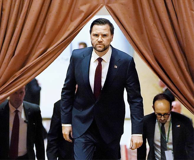 이란과의 종전 협상에서 미국 대표단을 이끈 JD 밴스 미 부통령이 11일(현지 시각) 협상에 앞서 중재국 파키스탄의 셰바즈 샤리프 총리를 만나기 위해 이슬라마바드의 회담장에 들어서고 있다. 이후 미국과 이란은 이틀에 걸쳐 협상을 벌였으나 입장 차이만 확인한 채 결렬을 선언했다. /AP 연합뉴스