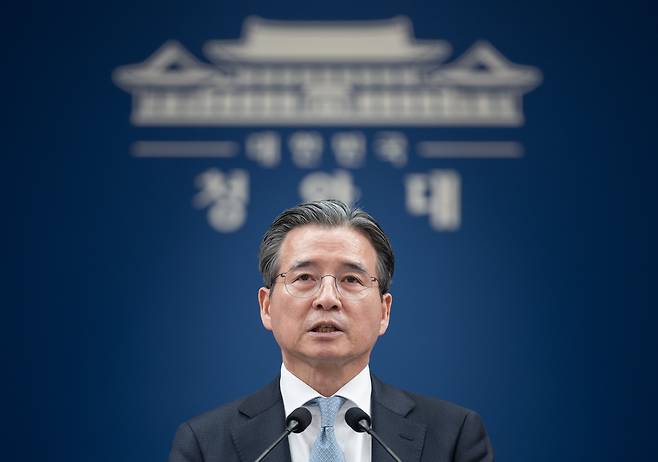 김용범 정책실장이 지난달 9일 청와대 춘추관에서 비상경제점검회의 관련 브리핑을 하고 있다. /뉴스1