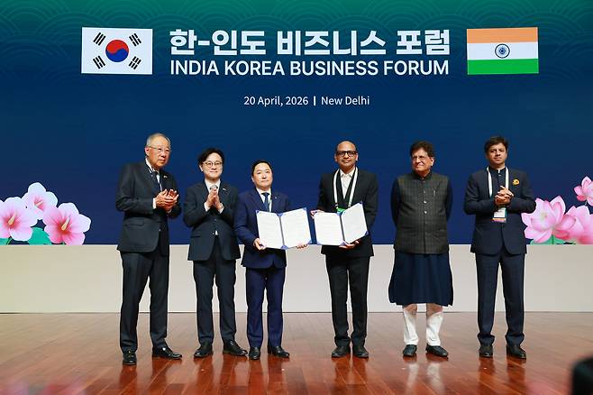 (왼쪽부터) 20일 인도 뉴델리에서 열린 ‘한-인도 비즈니스 포럼’에서 류진 한국경제인협회장, 김정관 산업통상부 장관, 남정선 제테마 대표이사, 친테시 쿠마르 드위베디 자이더스 BD 대표, 피유시 고얄 상공산업부 장관, 아난트 고앤카 인도상공회의소 회장이 MOU를 기념하고 있다. /제테마