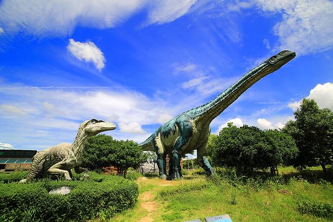 전남 해남군 공룡박물관 야외 전시장에 있는 공룡 조형물. 해남군 제공