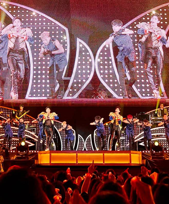 이번 주말 일본의 대형 공연장에서 K팝 가수들이 나란히 공연을 펼친다. 동방신기는 약 7만 명을 수용하는 요코하마시 닛산 스타디움에 선다. SM엔터테인먼트 제공