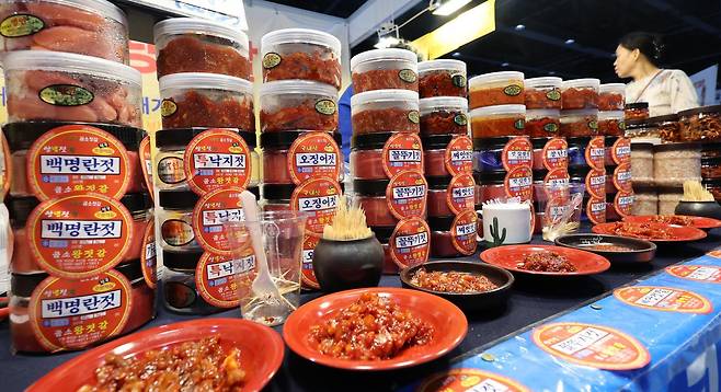 2025 K푸드 페스타에서 판매된 ‘밥도둑’ 젓갈들. 사진 출처 뉴시스
