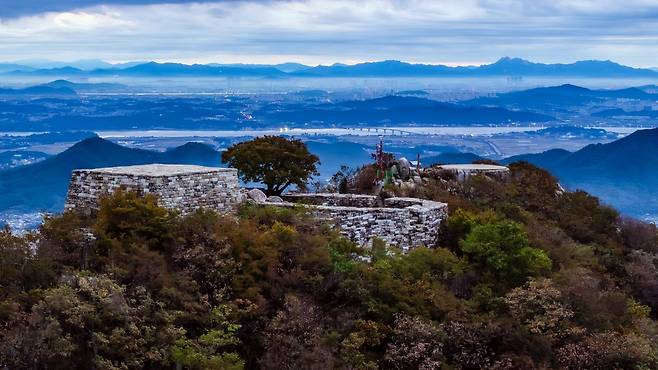 강화 마니산(해발 472m) 정상에 있는 참성단 모습. 단군이 하늘에 제사를 올렸다고 전해지는 유서 깊은 장소로 매년 전국체전 성화가 이곳에서 채화돼 전국으로 전달된다. 강화군 제공