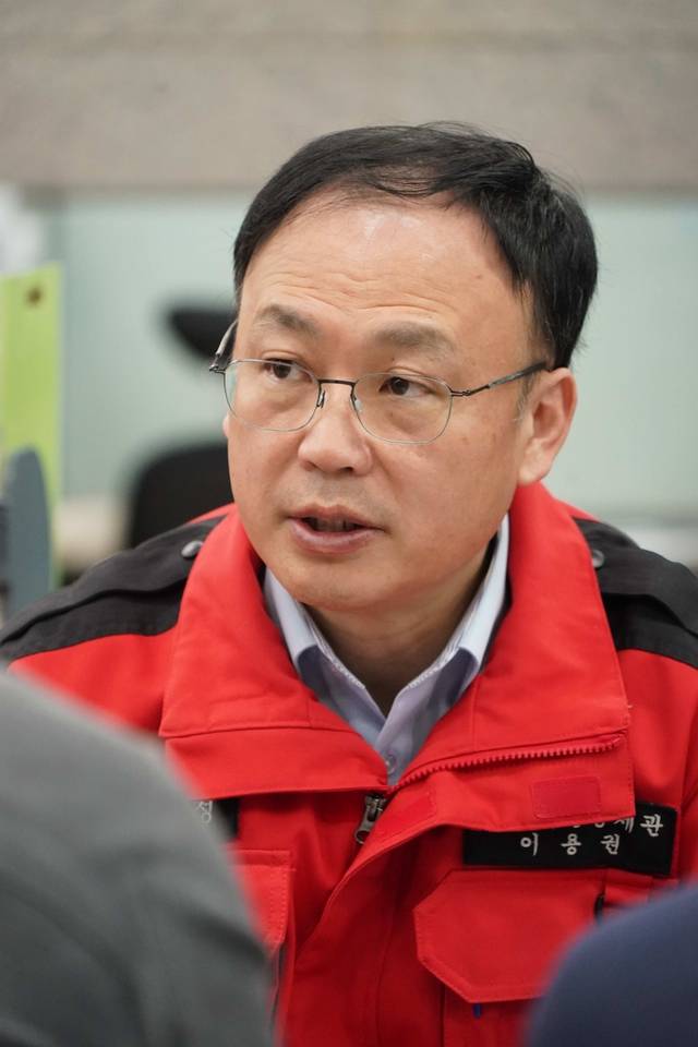 이용권 산림청 산림재난통제관이 21일 대형산불특별대책기간 종료에 따른 성과에 대해 브리핑하고 있다. 산림청 제공.