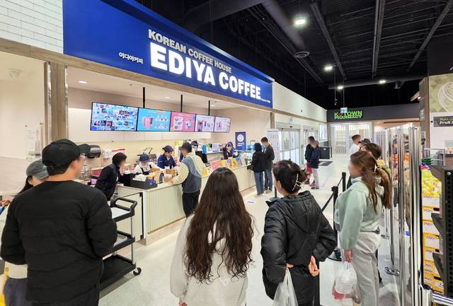 캐나다 토론토 이디야커피 캐나다 1호점에서 지난 18일(현지시간) 고객들이 주문한 제품을 기다리고 있다. [이디야커피 제공]
