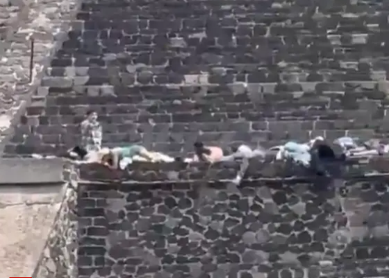 20일 멕시코 고대 도시 유적지 테오티우아칸 유적지에서 발생한 총격 사건 당시, 총격범이 인질들 앞에 서 있다. [X / @ricarospina 영상 캡처]