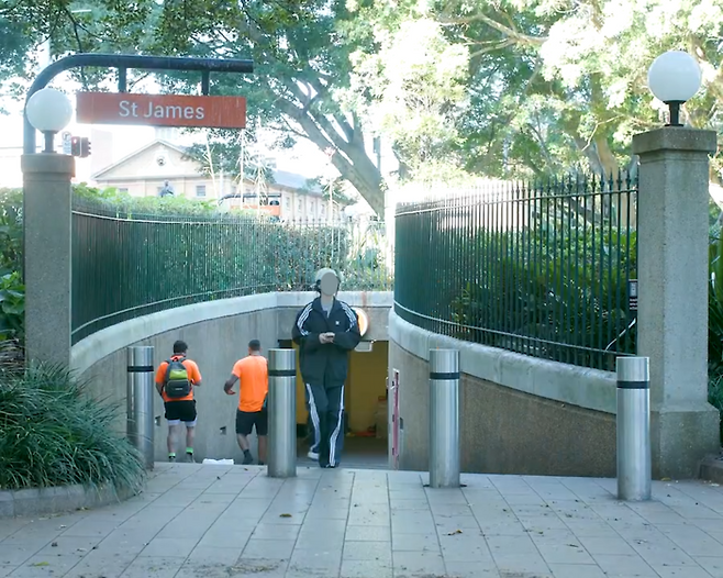 지난해 12월 호주 시드니의 세인트 제임스역 인근에서 노숙하던 외국인 남성이 숨졌으나, 사람들이 이를 눈치채지 못하고 인근을 지나고 있다. 사진=가디언 캡처