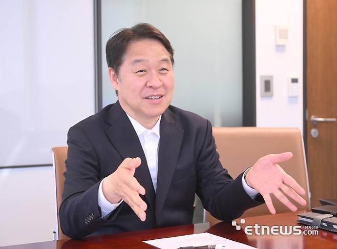 이경근 델코리아 전무가 '델 프라이빗 클라우드(DPC)'을 앞세운 프라이빗 클라우드 시장 공략을 위한 전략에 대해 설명하고 있다. (사진=박지호 기자)