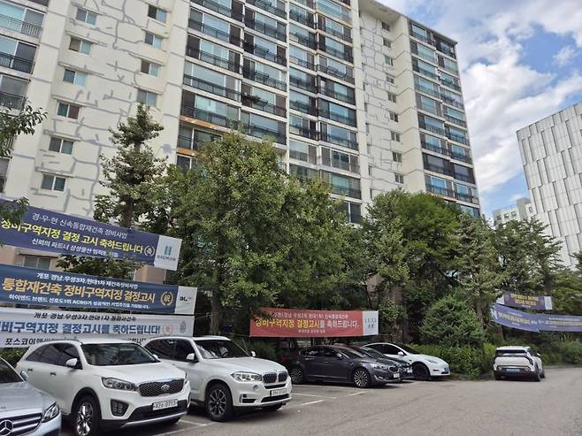 지난해 6월 정비구역 지정이 고시된 서울 강남구 개포동 '경우현' 단지에 시공사들의 축하 현수막이 걸렸다. 파인낸셜뉴스 DB