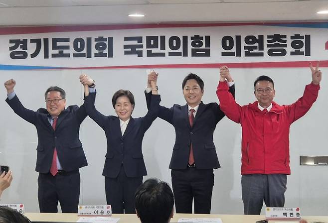 6·3 지방선거 국민의힘 경기도지사 후보에 도전한 양향자 최고위원, 조광한 최고위원, 이성배 전 MBC 아나운서가 21일 경기도의회를 찾아 백현종 국민의힘 대표의원과 기념사진을 찍고 있다. 뉴시스