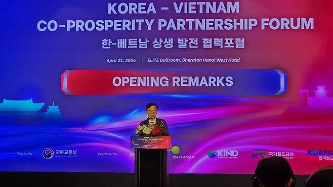 김윤덕 국토교통부 장관이 21일 베트남 하노이에서 개최된 '한-베트남 상생 협력 포럼'에서 개회사를 하고 있다. 사진=김준석 특파원