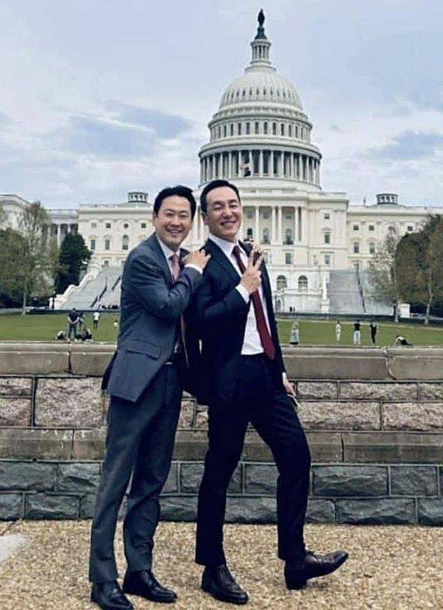 장동혁(왼쪽) 국민의힘 대표와 김민수 최고위원이 8박 10일간 방미 일정을 소화하던 중 미국 워싱턴 의사당 앞에서 기념 촬영을 하며 활짝 웃고 있다. 김종혁 전 국민의힘 최고위원 페이스북 계정 캡처