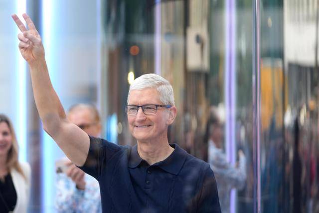 팀 쿡 애플 최고경영자가 아이폰16 시리즈 출시일이었던 지난해 9월 20일 미국 뉴욕 애플스토어 앞에서 손가락으로 브이를 그려 보이고 있다. 뉴욕=AP 연합뉴스