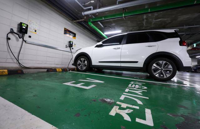 19일 서울 한 건물 주차장에서 전기차가 충전되고 있다. 뉴스1