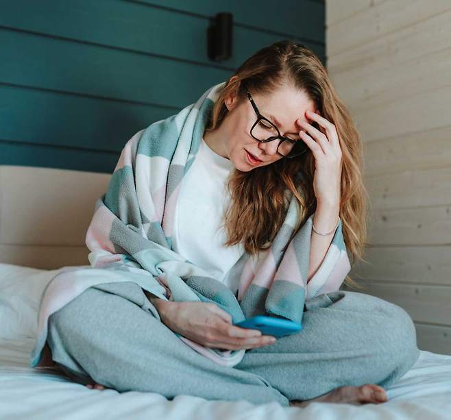 아침에 일어나서 휴대전화를 보는 습관은 심장 건강에 악영향을 준다. /클립아트코리아