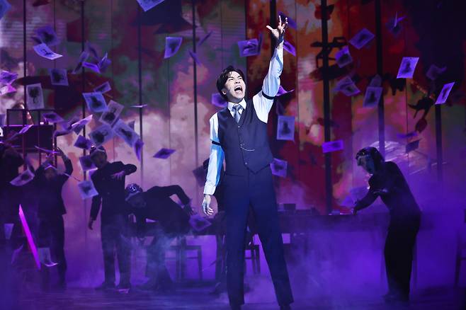 뮤지컬 '스윙 데이즈 암호명A' 프레스콜에서 배우 신성록이 유일한 박사를 연기하고 있는 모습. 연합뉴스