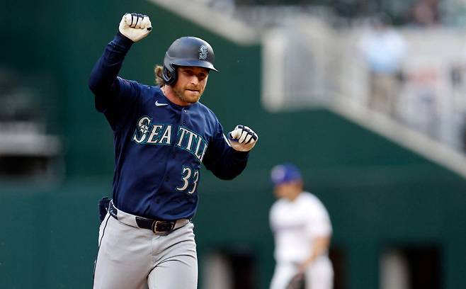 <yonhap photo-3355="">왼쪽 사타구니 부상으로 전열에서 이탈한 브렌던 도노반. [AFP=연합뉴스]</yonhap>